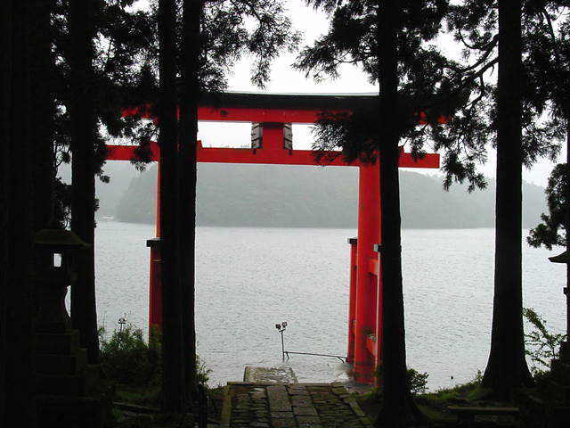 箱根神社　大鳥居（両部鳥居）と芦ノ湖