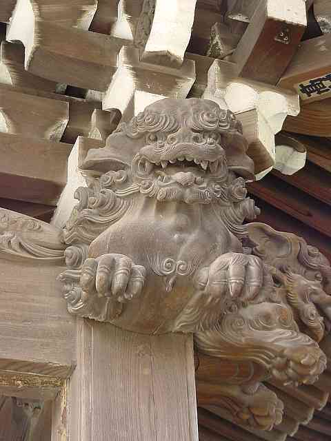 平井聖天　燈明寺 木鼻の獅子 写真
