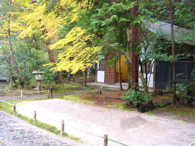 京都　法然院 講堂と白砂壇 写真