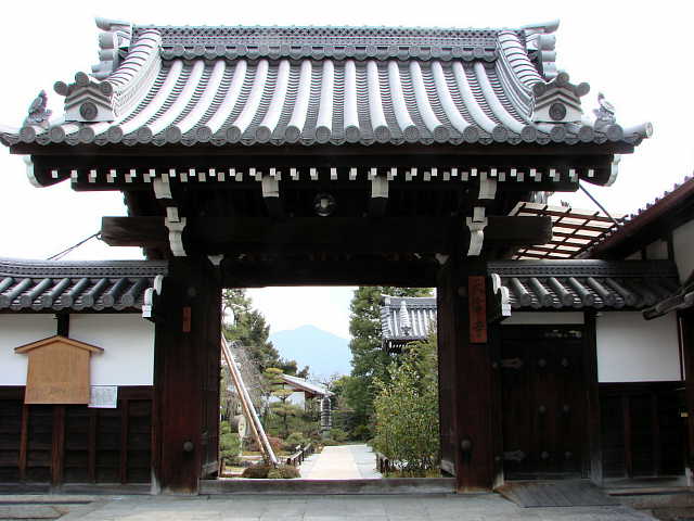 京都　天寧寺 山門（額縁門） 写真