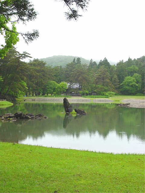 毛越寺庭園 池中立石 写真