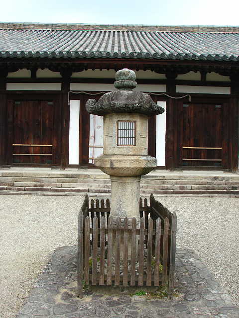 奈良　新薬師寺 石灯籠