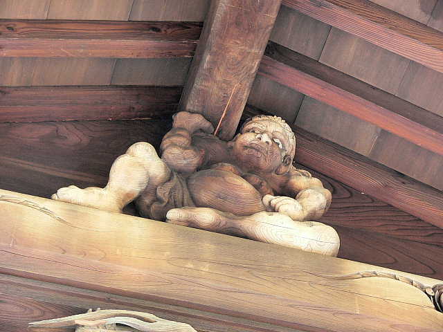 品川 海徳寺 屋根を支える力士像
