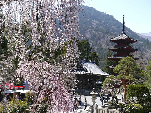 身延山　久遠寺 五重塔と大鐘 写真